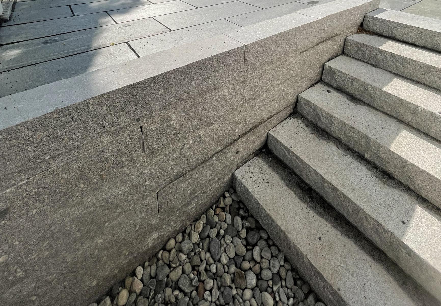 Drensrenne med singel langs granittmur og trapp